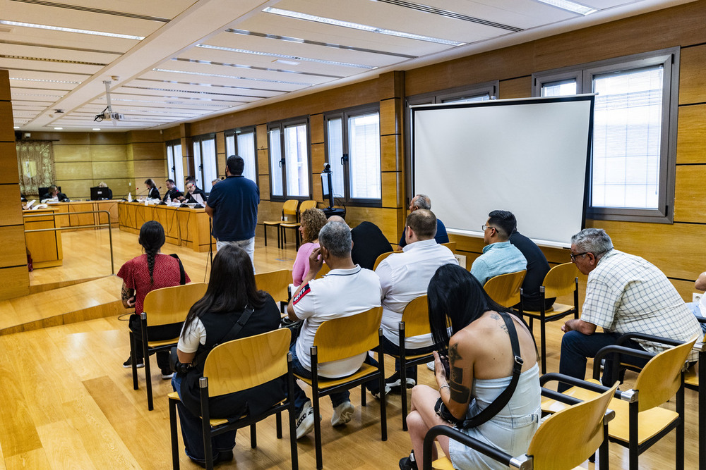 Uno de los acusados acepta ante el tribunal la pena acordada.