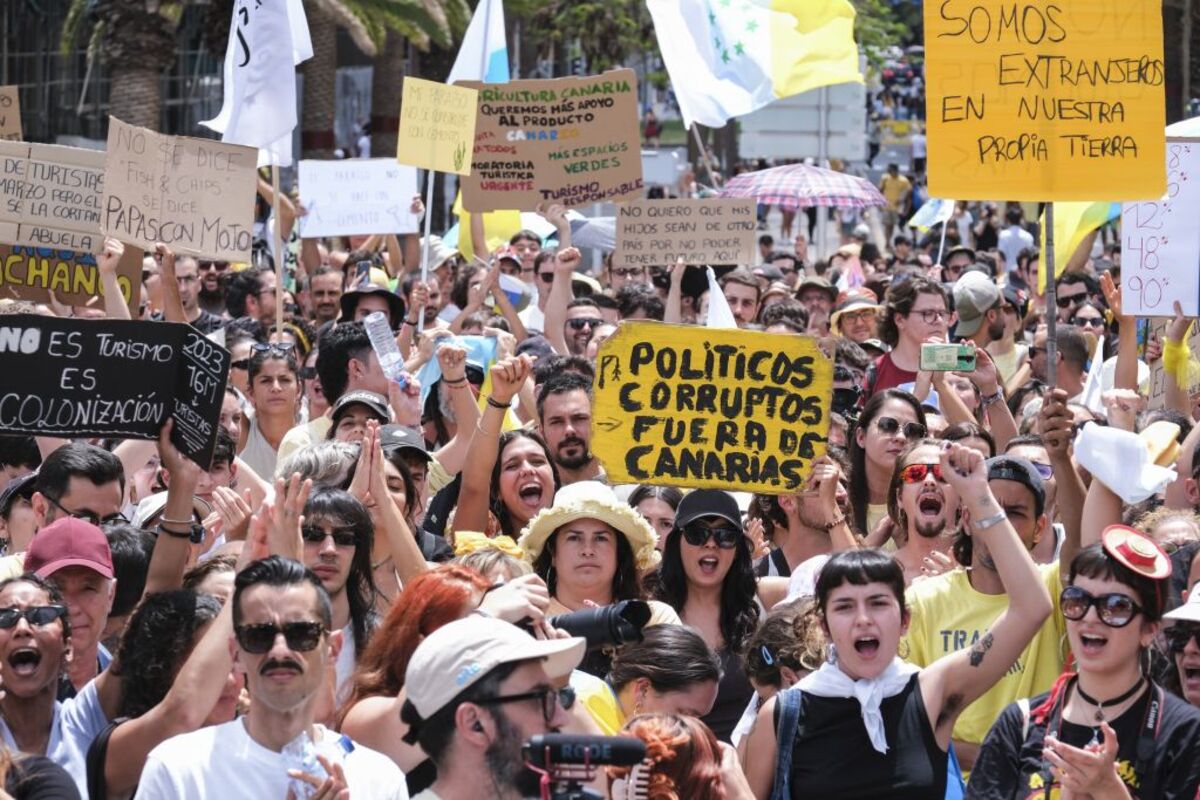 Una marea humana responde en las calles al turismo de masas en las Islas Canarias  / ALBERTO VALDÉS