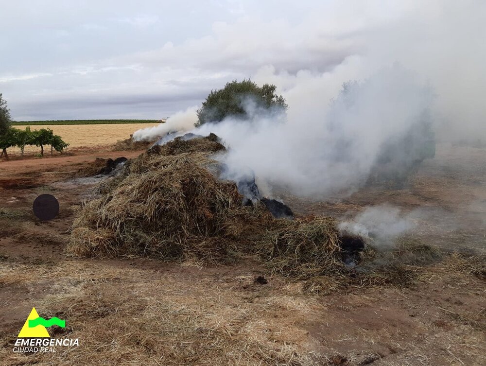 Los bomberos controlan un incendio de alpacas con tractores