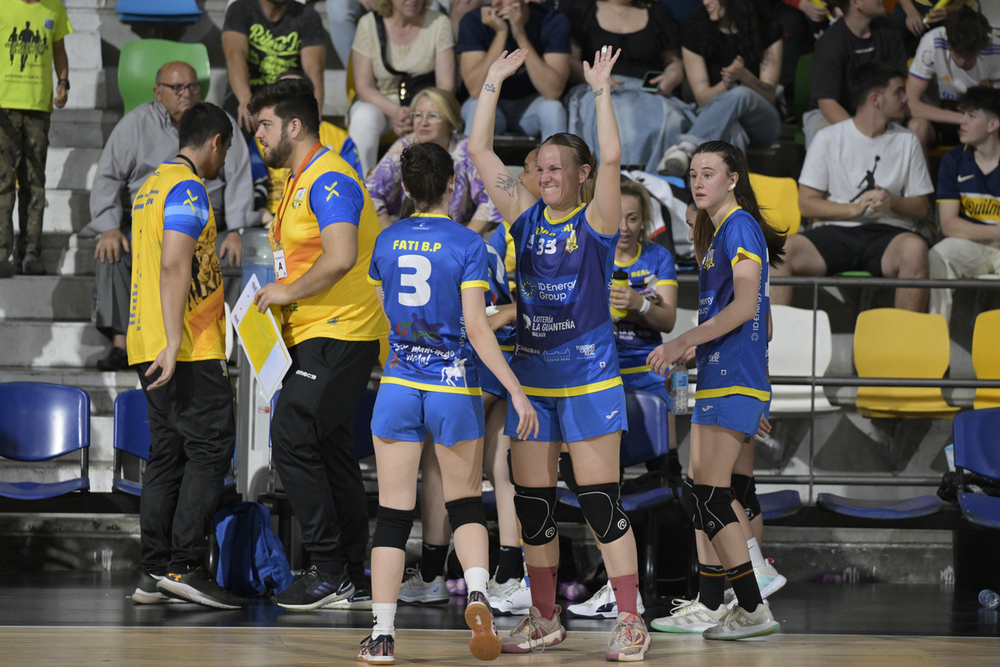 Celia García (a la derecha), en un partido del Caserío.