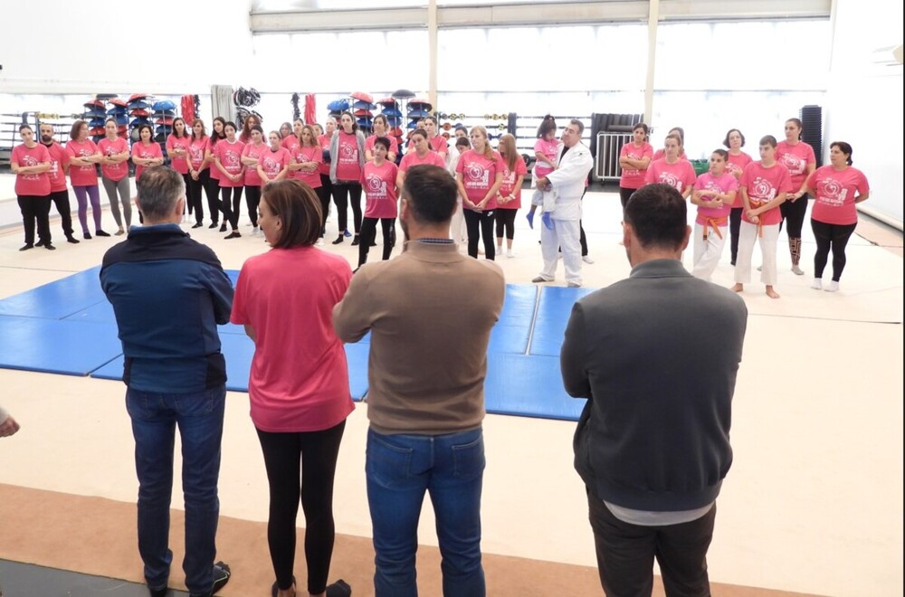 60 mujeres participan en clases de defensa personal