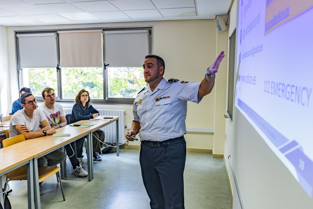 Charla de seguridad como bienvenida a los Erasmus