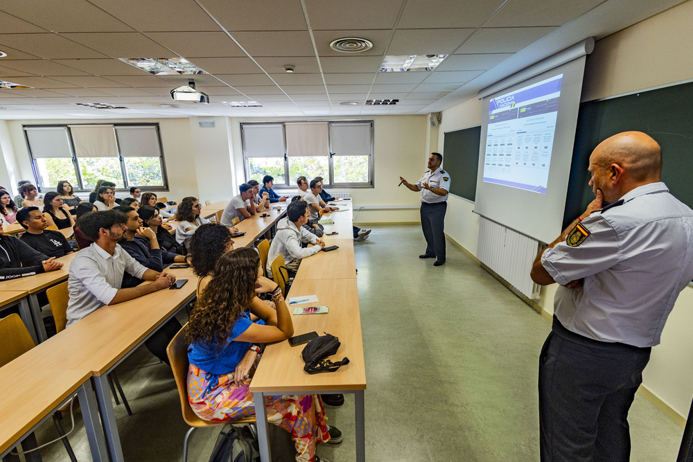 Charla de seguridad como bienvenida a los Erasmus