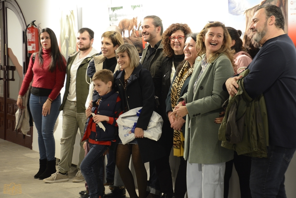 Losa felicita a Easdal por su ayuda en el Museo Paleontológico