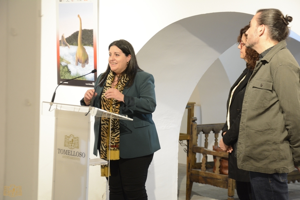 Losa felicita a Easdal por su ayuda en el Museo Paleontológico