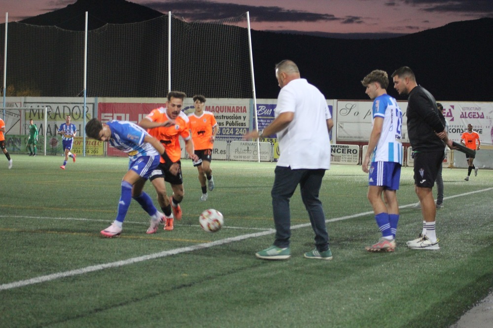 El técnico local, Darío, testigo en primer plano en una acción del partido.