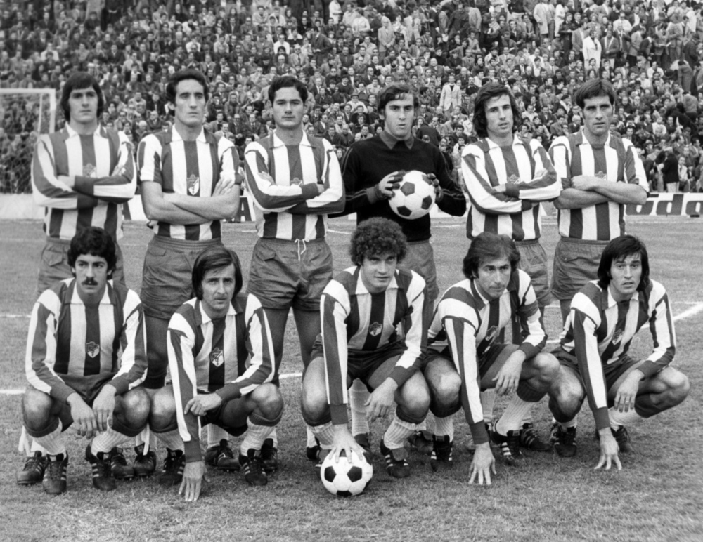  Castellanos (2i) en el once inicial que alineó el Granada el 9-11-1975, ante el Real Oviedo, en el partido de Liga disputado en el estadio de Los Cármenes