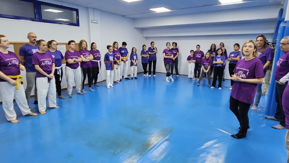 Unas 30 personas acuden a la jornada de autodefensa femenina