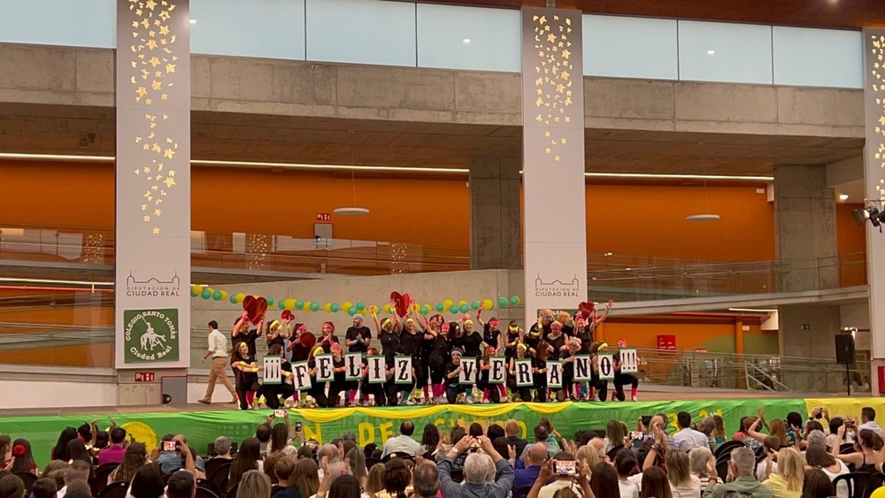 Multitudinaria fiesta de fin de curso del colegio Santo Tomás