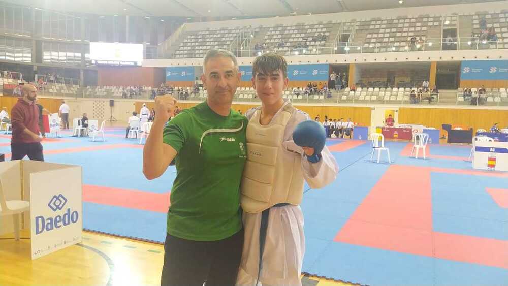 Gonzalo Ruiz, con el técnico Ángel Luis Chaves.