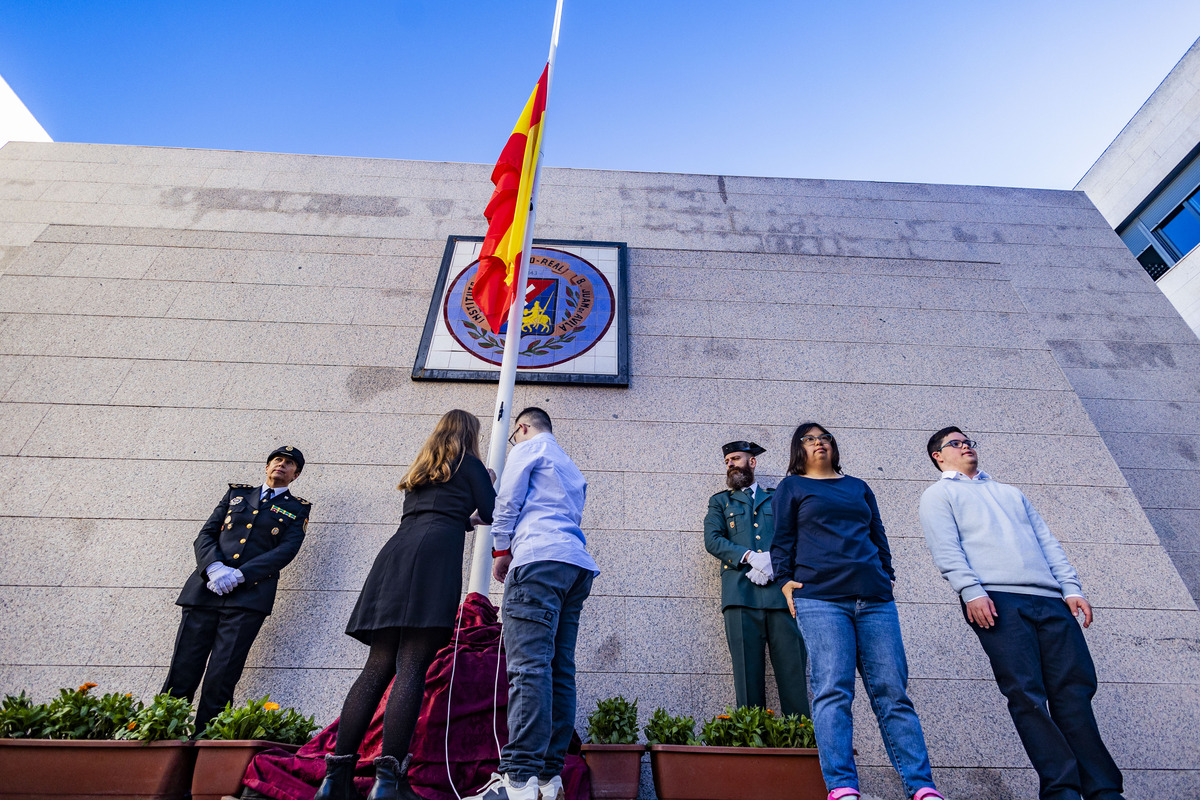 cELEBRACIÓN DEL dÍA DE LA CONSTITUCIÓN CON IZADA DE BANDERA, POLICIA NACIONAL Y LOCAL, COMISARIO PROVINCIAL