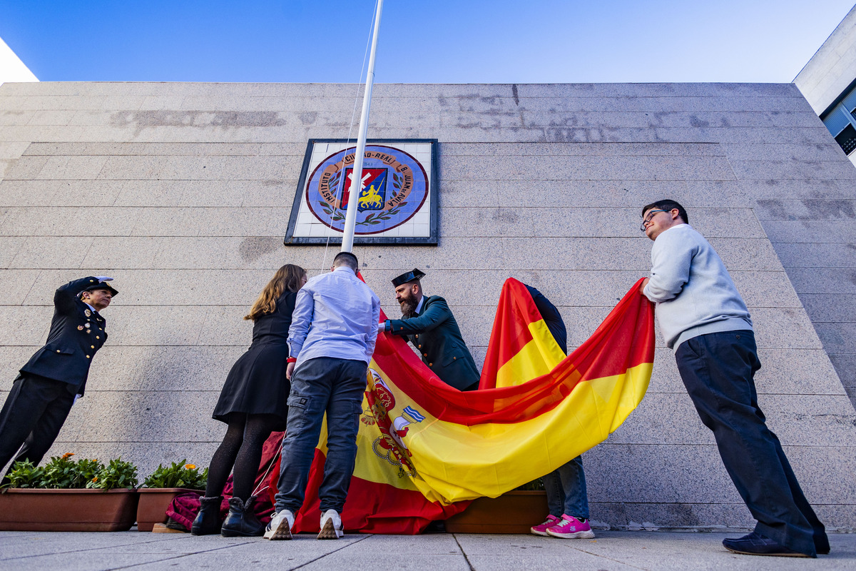 cELEBRACIÓN DEL dÍA DE LA CONSTITUCIÓN CON IZADA DE BANDERA, POLICIA NACIONAL Y LOCAL, COMISARIO PROVINCIAL  / RUEDA VILLAVERDE