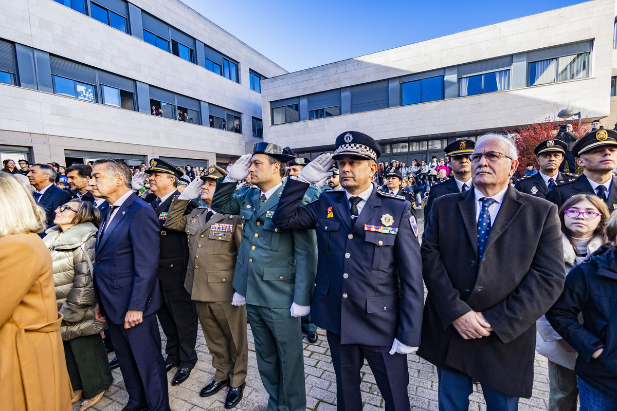 cELEBRACIÓN DEL dÍA DE LA CONSTITUCIÓN CON IZADA DE BANDERA, POLICIA NACIONAL Y LOCAL, COMISARIO PROVINCIAL  / RUEDA VILLAVERDE