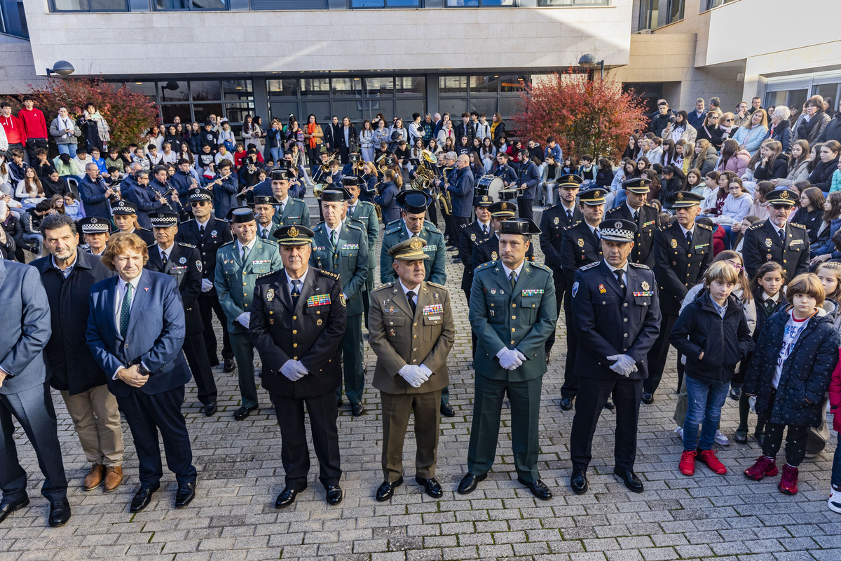 cELEBRACIÓN DEL dÍA DE LA CONSTITUCIÓN CON IZADA DE BANDERA, POLICIA NACIONAL Y LOCAL, COMISARIO PROVINCIAL  / RUEDA VILLAVERDE