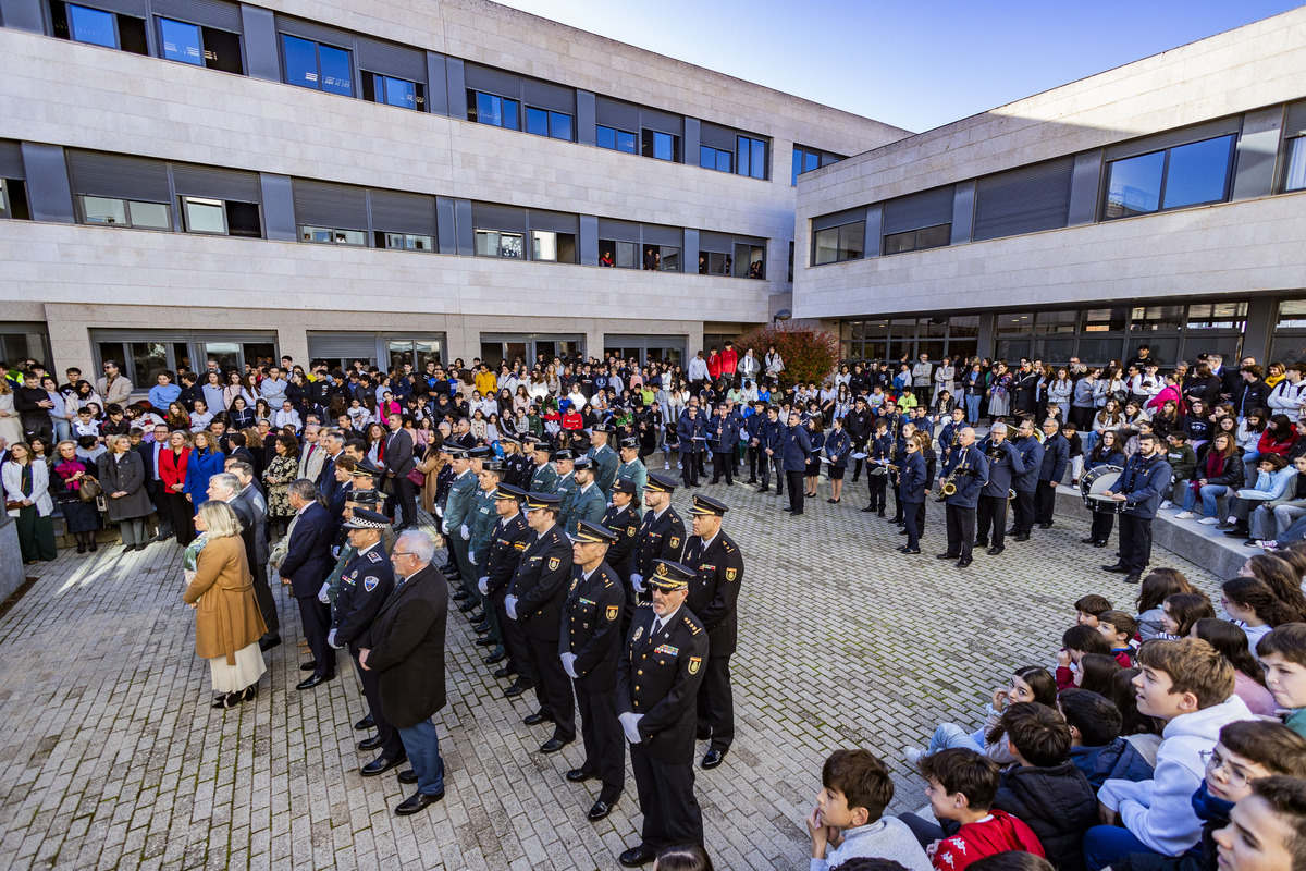 cELEBRACIÓN DEL dÍA DE LA CONSTITUCIÓN CON IZADA DE BANDERA, POLICIA NACIONAL Y LOCAL, COMISARIO PROVINCIAL  / RUEDA VILLAVERDE