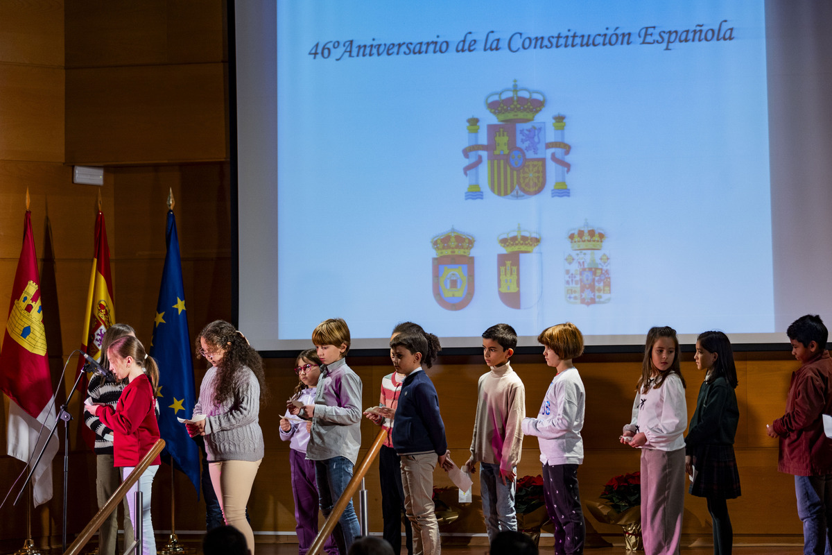 cELEBRACIÓN DEL dÍA DE LA CONSTITUCIÓN CON IZADA DE BANDERA, POLICIA NACIONAL Y LOCAL, COMISARIO PROVINCIAL  / RUEDA VILLAVERDE