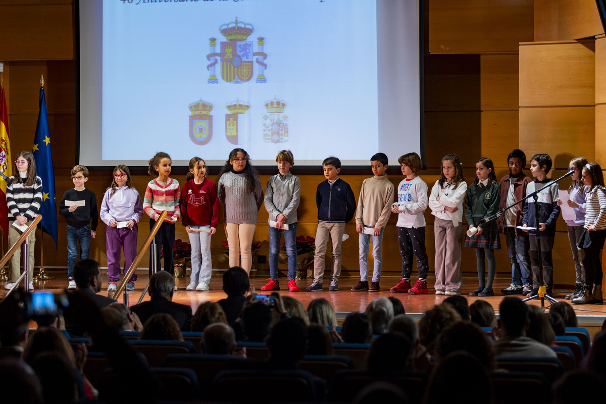 cELEBRACIÓN DEL dÍA DE LA CONSTITUCIÓN CON IZADA DE BANDERA, POLICIA NACIONAL Y LOCAL, COMISARIO PROVINCIAL  / RUEDA VILLAVERDE