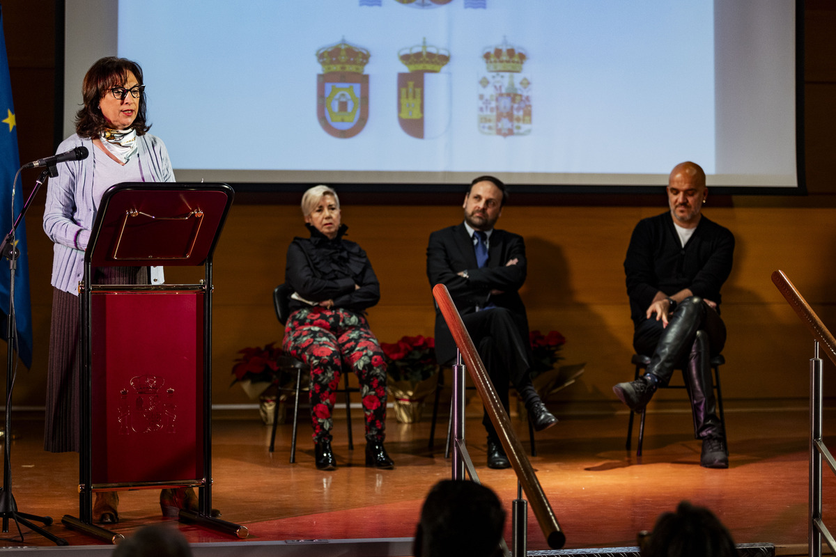 cELEBRACIÓN DEL dÍA DE LA CONSTITUCIÓN CON IZADA DE BANDERA, POLICIA NACIONAL Y LOCAL, COMISARIO PROVINCIAL  / RUEDA VILLAVERDE