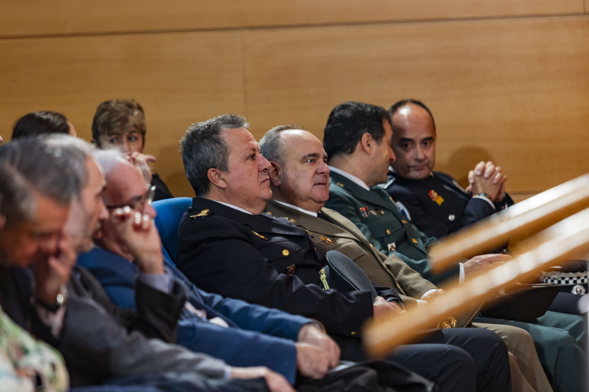 cELEBRACIÓN DEL dÍA DE LA CONSTITUCIÓN CON IZADA DE BANDERA, POLICIA NACIONAL Y LOCAL, COMISARIO PROVINCIAL  / RUEDA VILLAVERDE