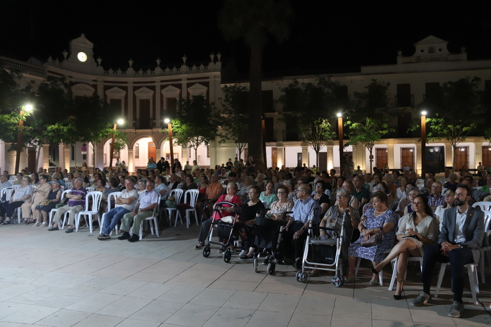 El folclore vuelve a llenar la plaza de la Constitución