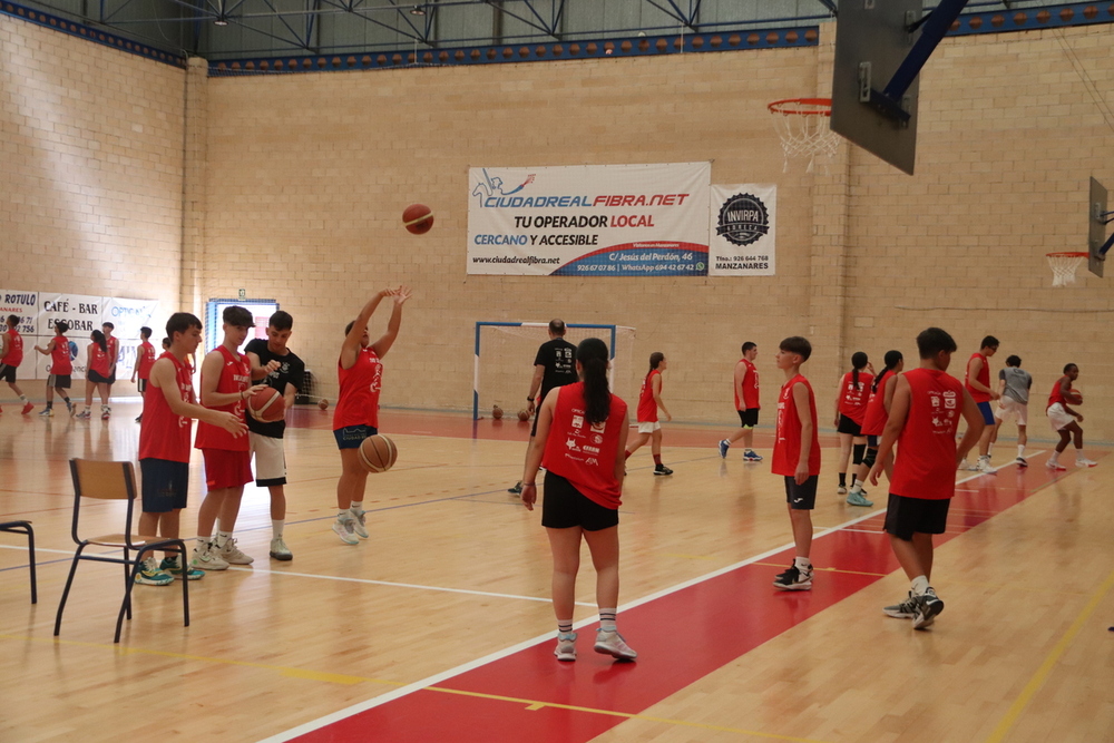 Baloncesto y mucha diversión en el campus del CB Manzanares

