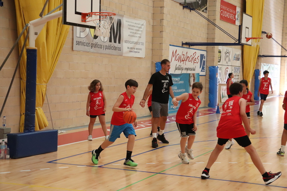 Baloncesto y mucha diversión en el campus del CB Manzanares

