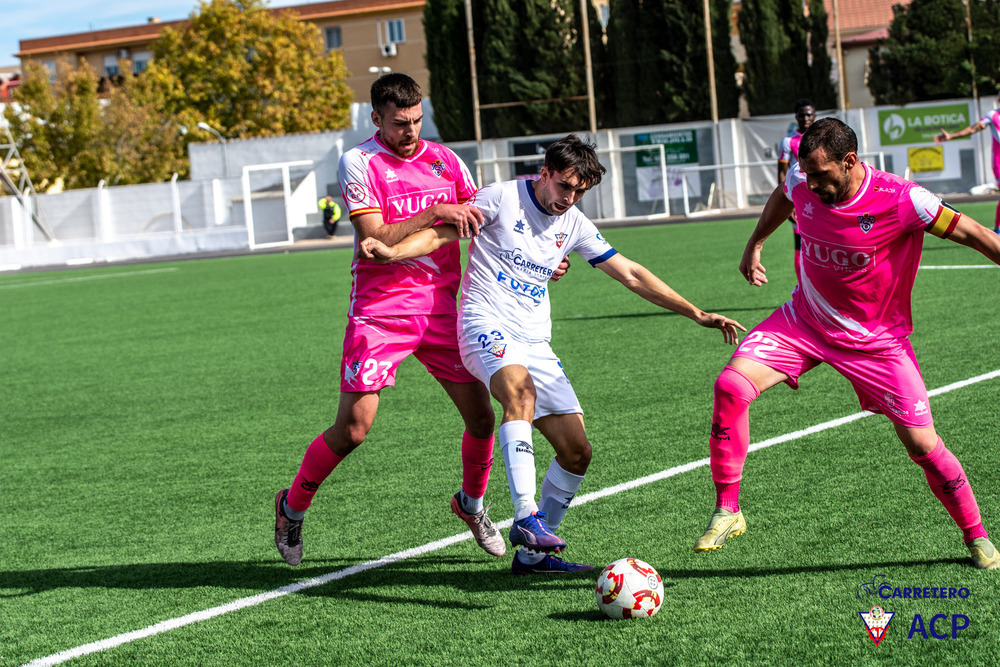 Valdepeñas y Socuéllamos firman tablas en un derbi frenético