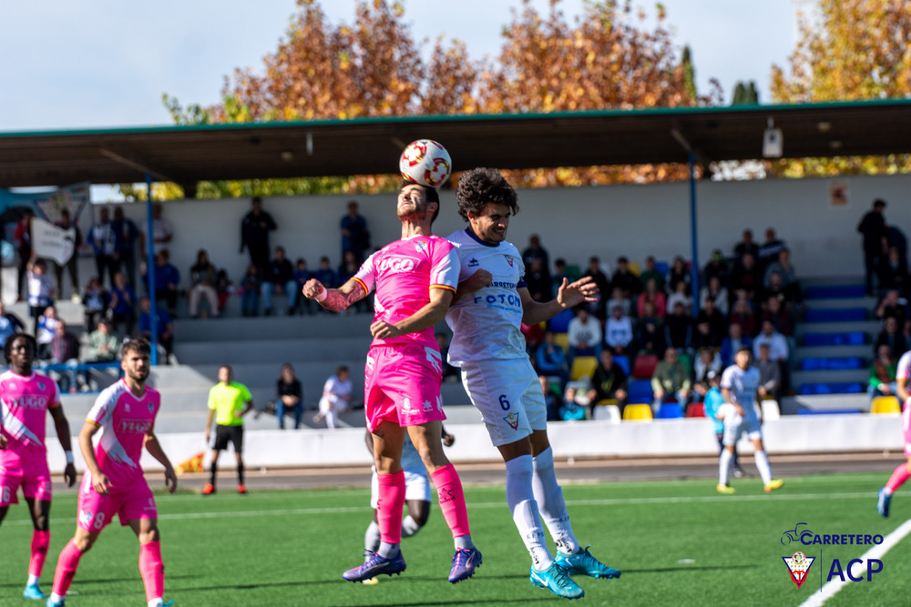 Valdepeñas y Socuéllamos firman tablas en un derbi frenético