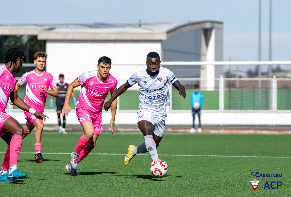 Valdepeñas y Socuéllamos firman tablas en un derbi frenético