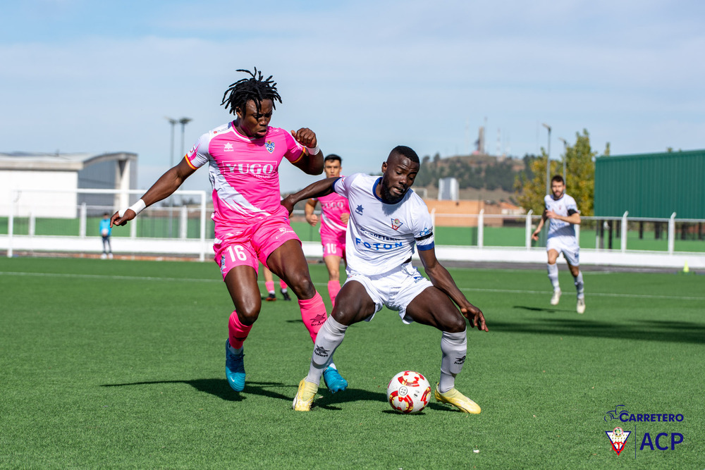 Valdepeñas y Socuéllamos firman tablas en un derbi frenético