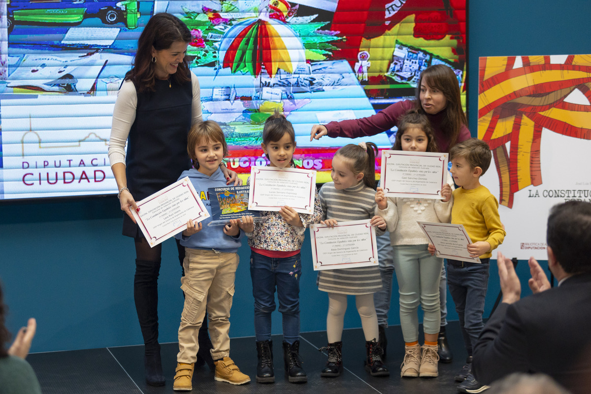 entrega de premios del concurso de redacción ilustrada sobre la constitución, Ana Pobes   / TOMÁS FERNÁNDEZ DE MOYA