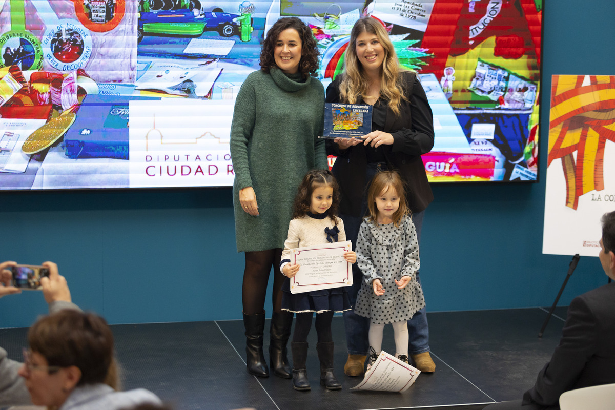 entrega de premios del concurso de redacción ilustrada sobre la constitución, Ana Pobes   / TOMÁS FERNÁNDEZ DE MOYA