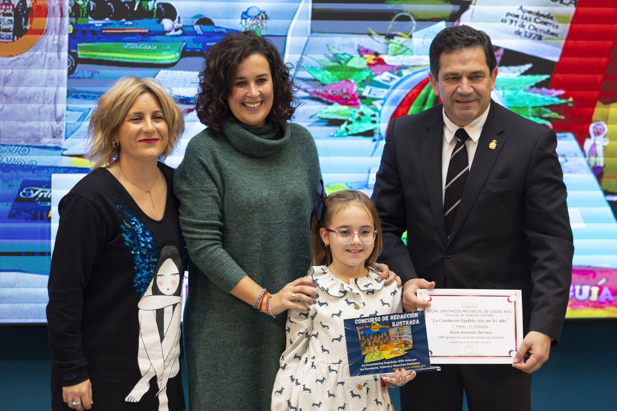 entrega de premios del concurso de redacción ilustrada sobre la constitución, Ana Pobes   / TOMÁS FERNÁNDEZ DE MOYA