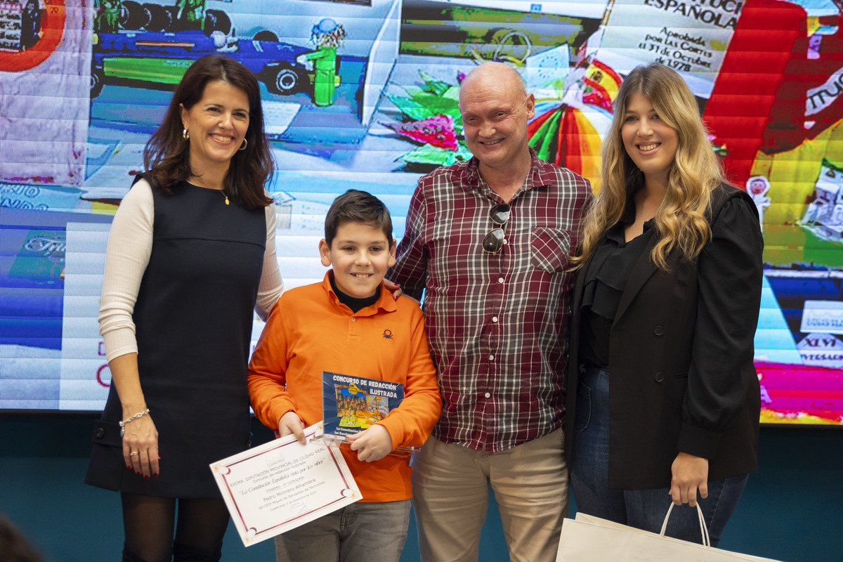 entrega de premios del concurso de redacción ilustrada sobre la constitución, Ana Pobes   / TOMÁS FERNÁNDEZ DE MOYA