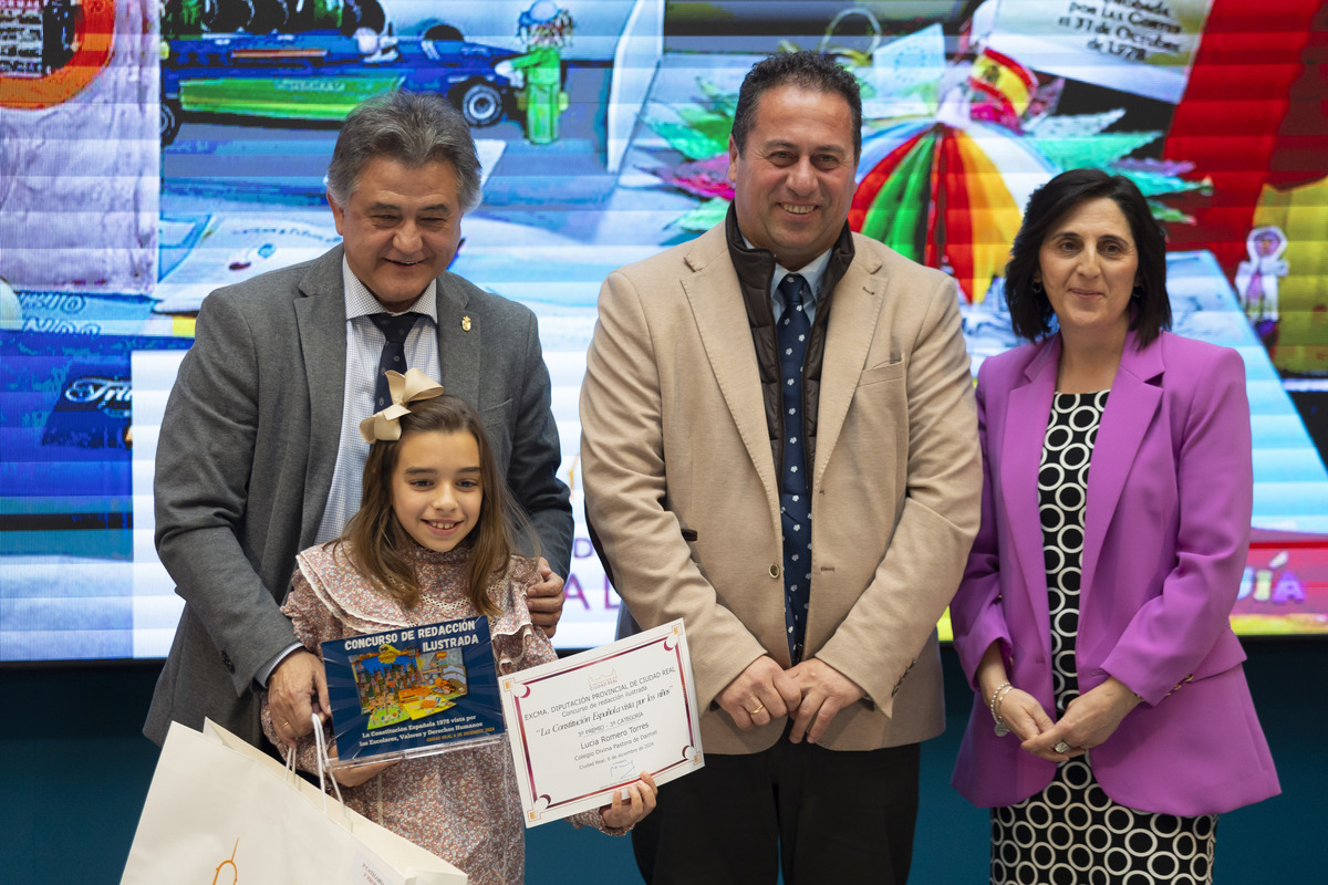 entrega de premios del concurso de redacción ilustrada sobre la constitución, Ana Pobes   / TOMÁS FERNÁNDEZ DE MOYA