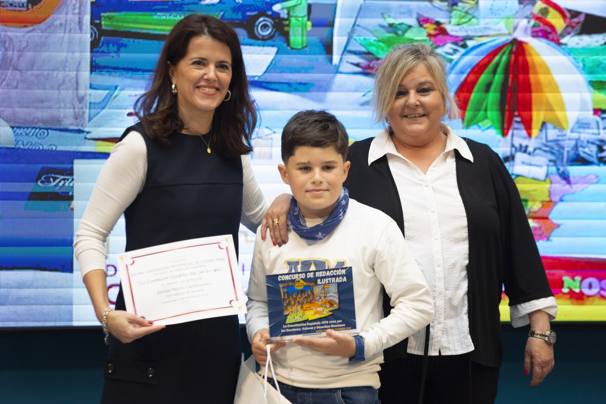 entrega de premios del concurso de redacción ilustrada sobre la constitución, Ana Pobes   / TOMÁS FERNÁNDEZ DE MOYA