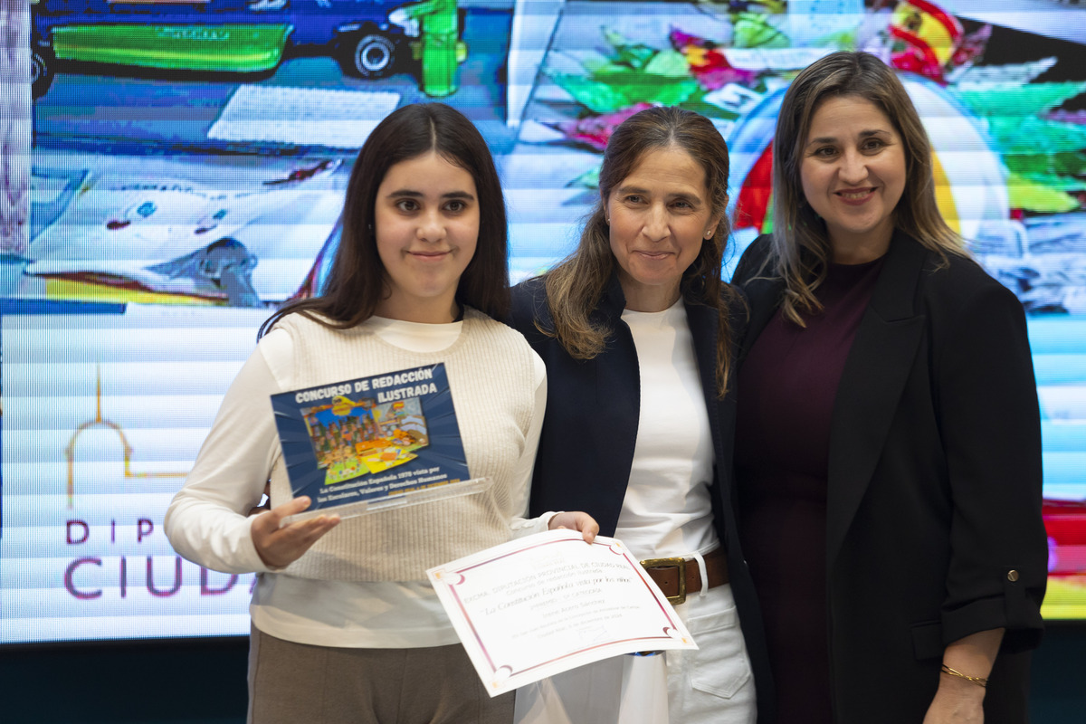 entrega de premios del concurso de redacción ilustrada sobre la constitución, Ana Pobes   / TOMÁS FERNÁNDEZ DE MOYA