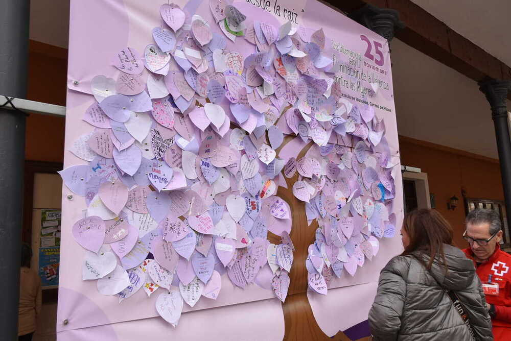 Daimiel se planta ante el 'árbol de la violencia'