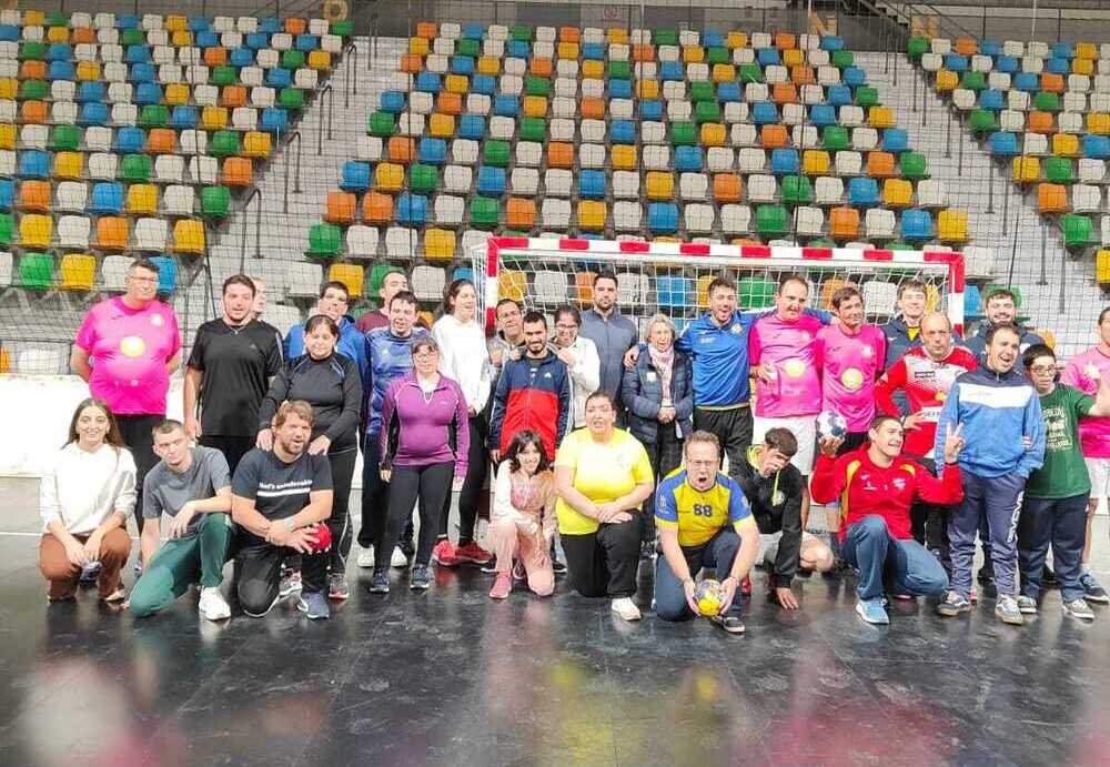 Participantes en la actividad de balonmano inclusivo.