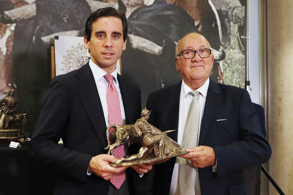 Juan Ortega recoge el trofeo al mejor toreo de capa, de manos del presidente del Club Taurino 'Almodóvar'.