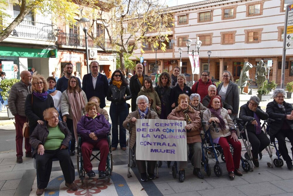 Miguelturra ya luce la pancarta contra la violencia de género 