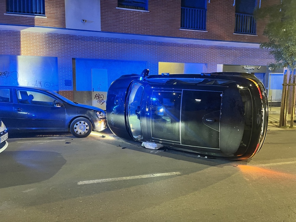 Un coche vuelca en mitad de la calle Camino de la Guija