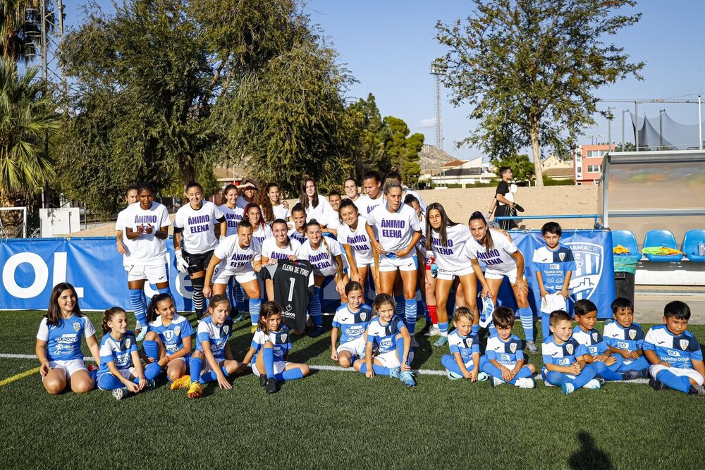 Las jugadoras del Alhama entraron al campo en el último partido con una camiseta de ánimo para la guardameta manchega.