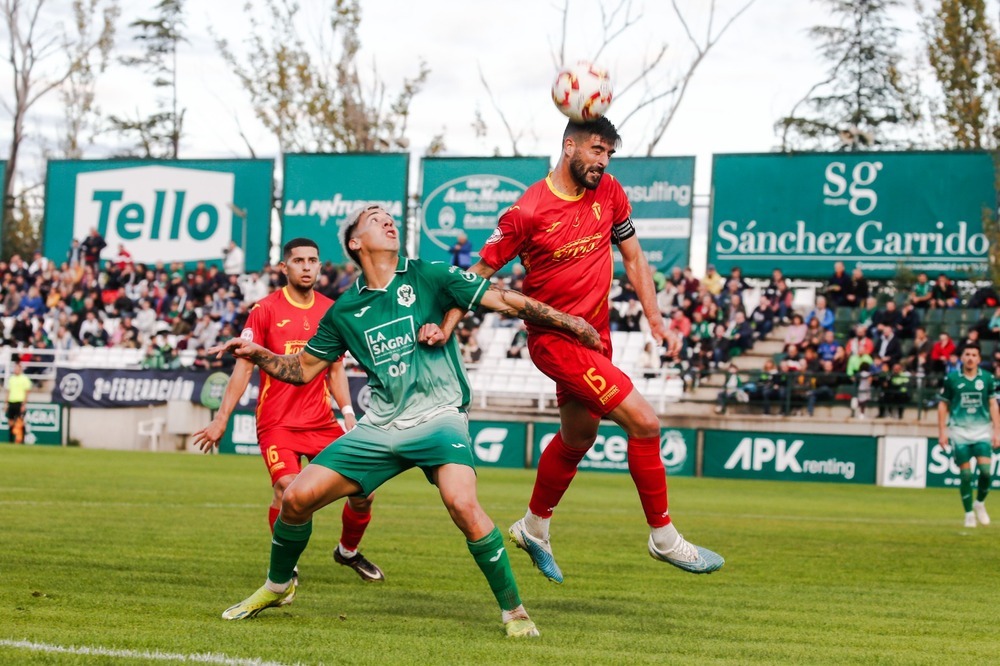 Álex Díez despeja un balón.