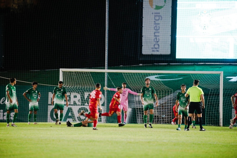 Los jugadores del Villarrubia festejan el gol del empate.