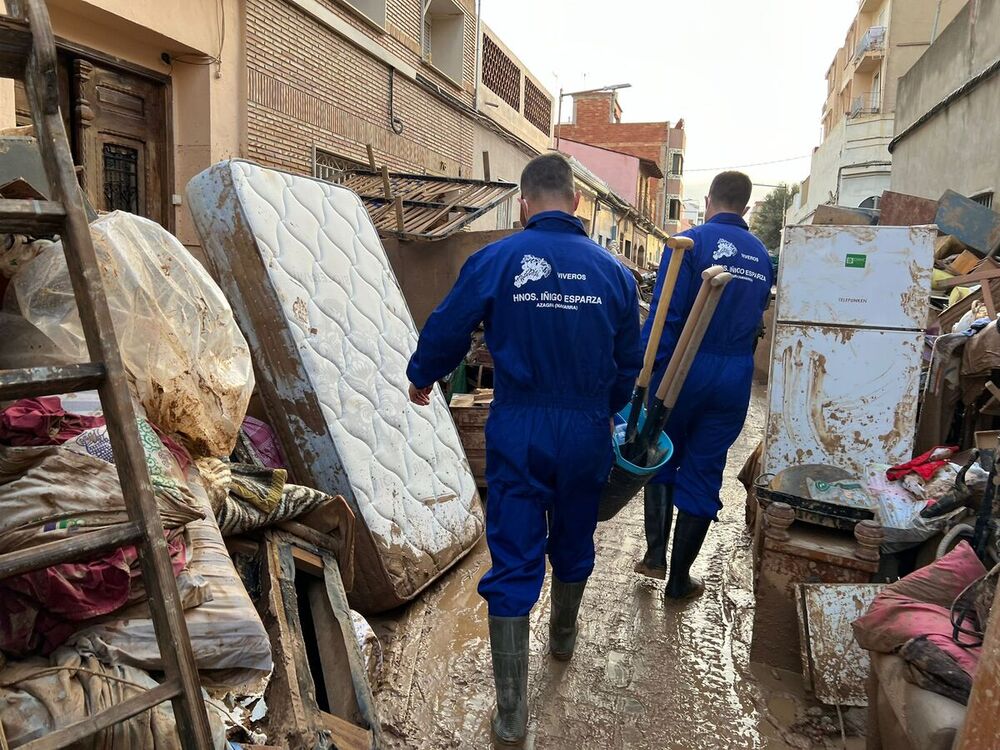 Luis, Pablo y Álvaro, policías nacionales de la Comisaría de Puertollano, se adentran en la zona cero de Catarroja, en Valencia, una de las zonas más afectadas por la DANA