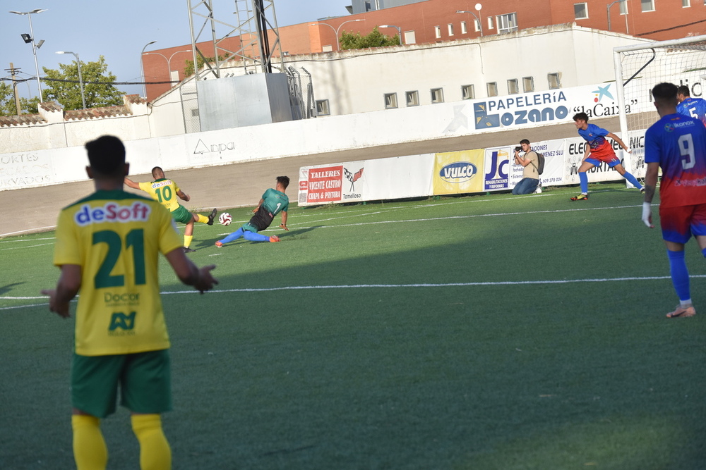 Joaquín tiene el balón controlado en el área, pero no puede batir a Aitor.