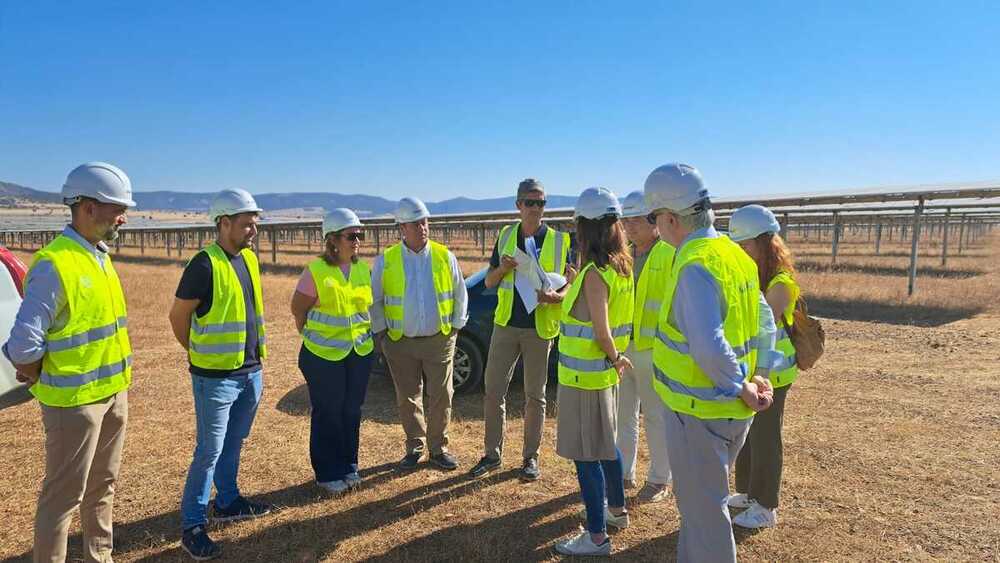 La Junta conoce uno de los mayores complejos fotovoltaicos