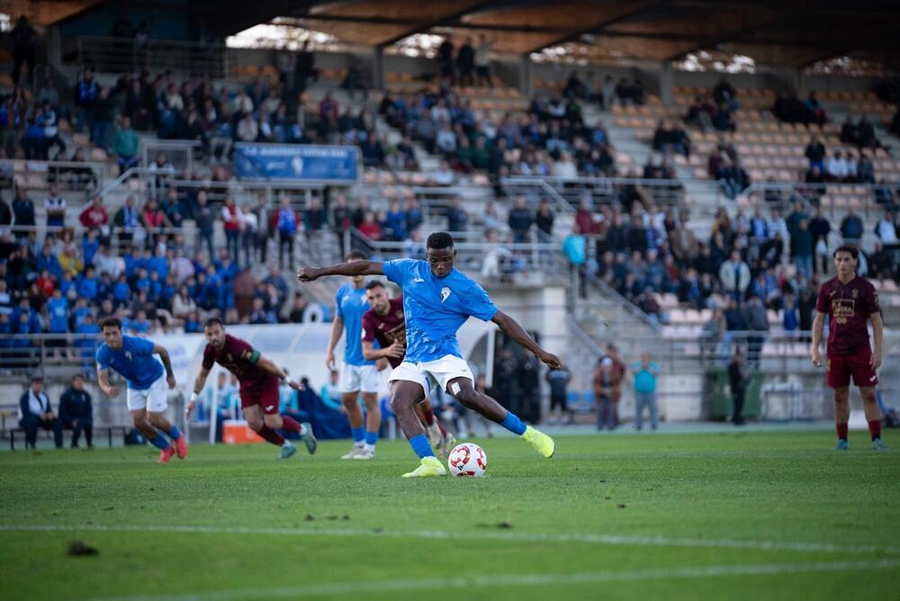 Peter lanza el penalti que a la postre supondría el único gol del partido, aunque de rechace.