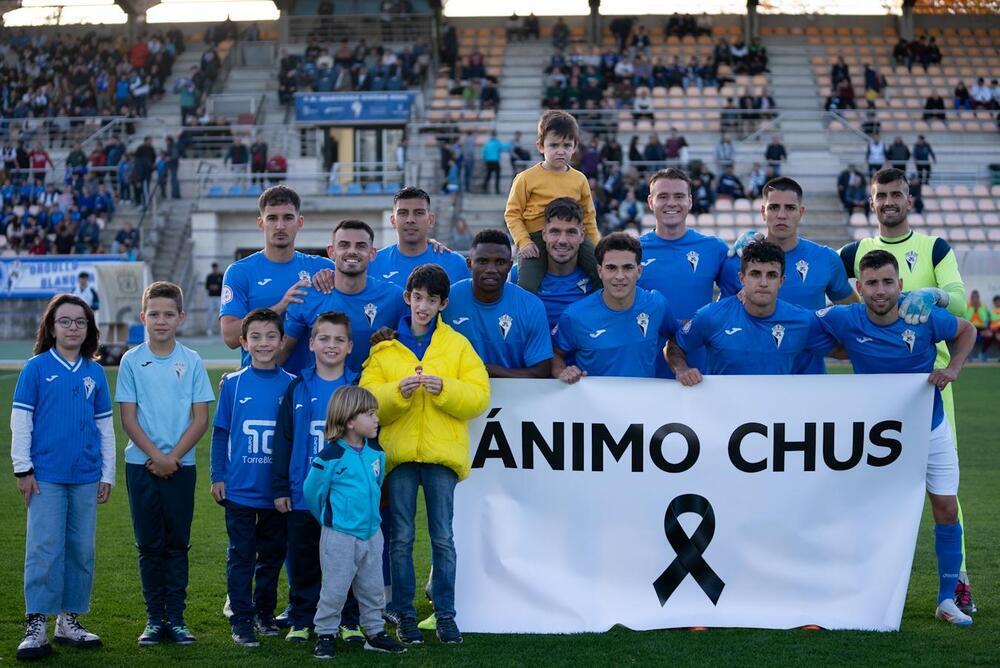 Los jugadores locales mostraron una pancarta de apoyo a Chus Ruiz por el fallecimiento de su abuela.